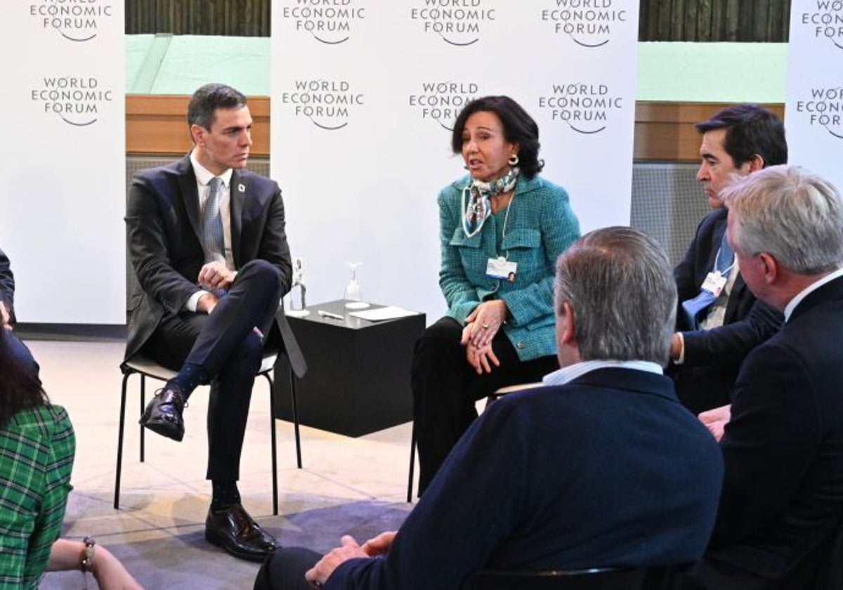 El presidente del Gobierno, Pedro Sánchez, la presidenta del Banco Santander, Ana Patricia Botín y el presidente del BBVA, Carlos Torres en Davos