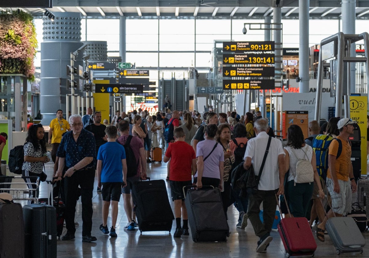 Turistas en el aeropuerto de Barajas, en Madrid