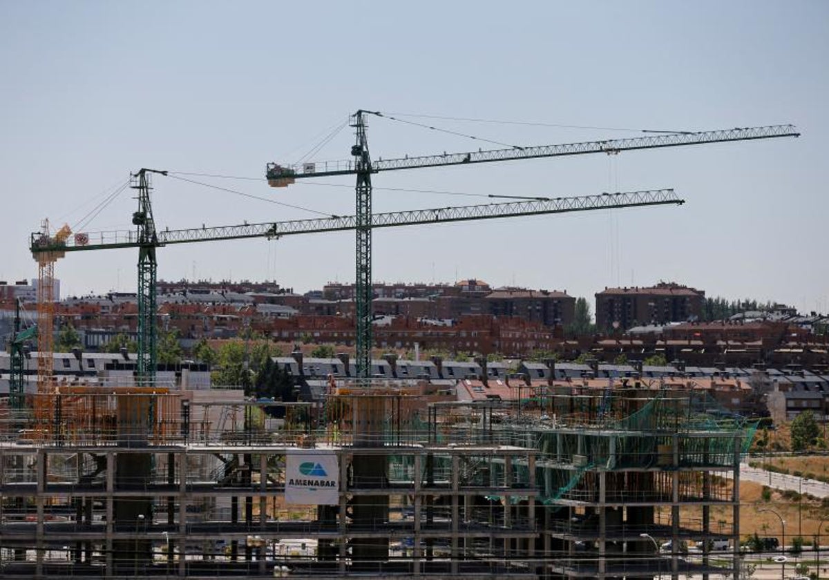 Cuatro magistrados, sobre el aval del Constitucional a la ley de vivienda: «Invade competencias autonómicas»