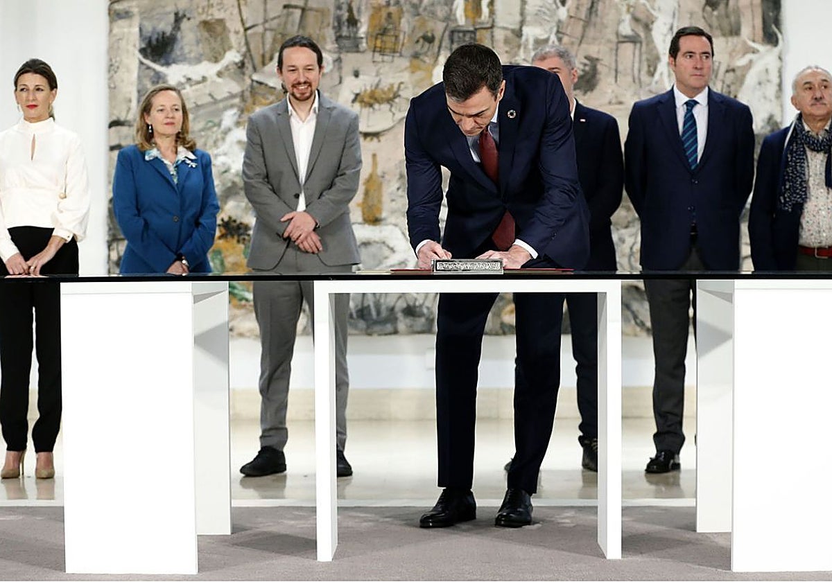 Pedro Sánchez firma el acuerdo social para la reforma laboral en diciembre de 2021