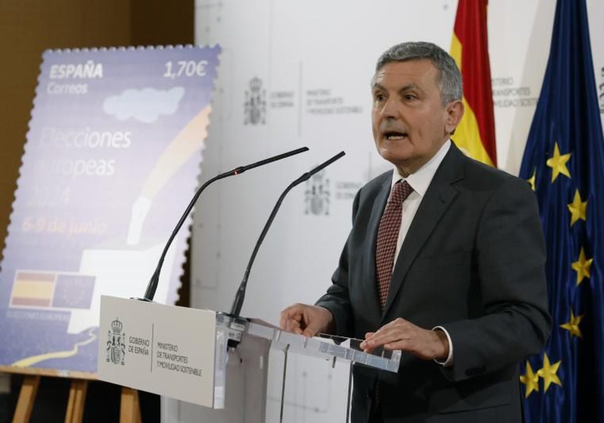 El presidente de Correos, Pedro Saura, en el lanzamiento del sello conmemorativo de las elecciones europeas