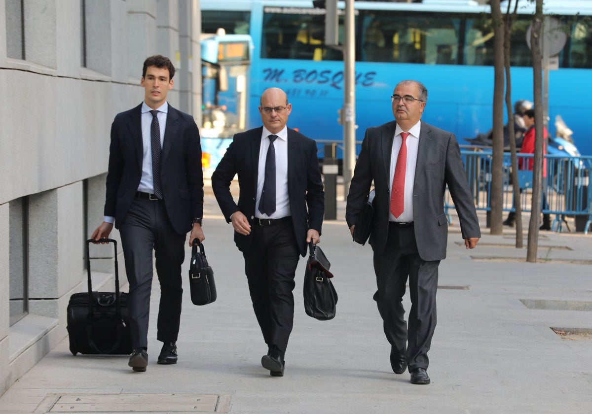 El expresidente del Banco Popular, Ángel Ron, a su llegada al Juzgado Central de Instrucción número 4 de la Audiencia Nacional