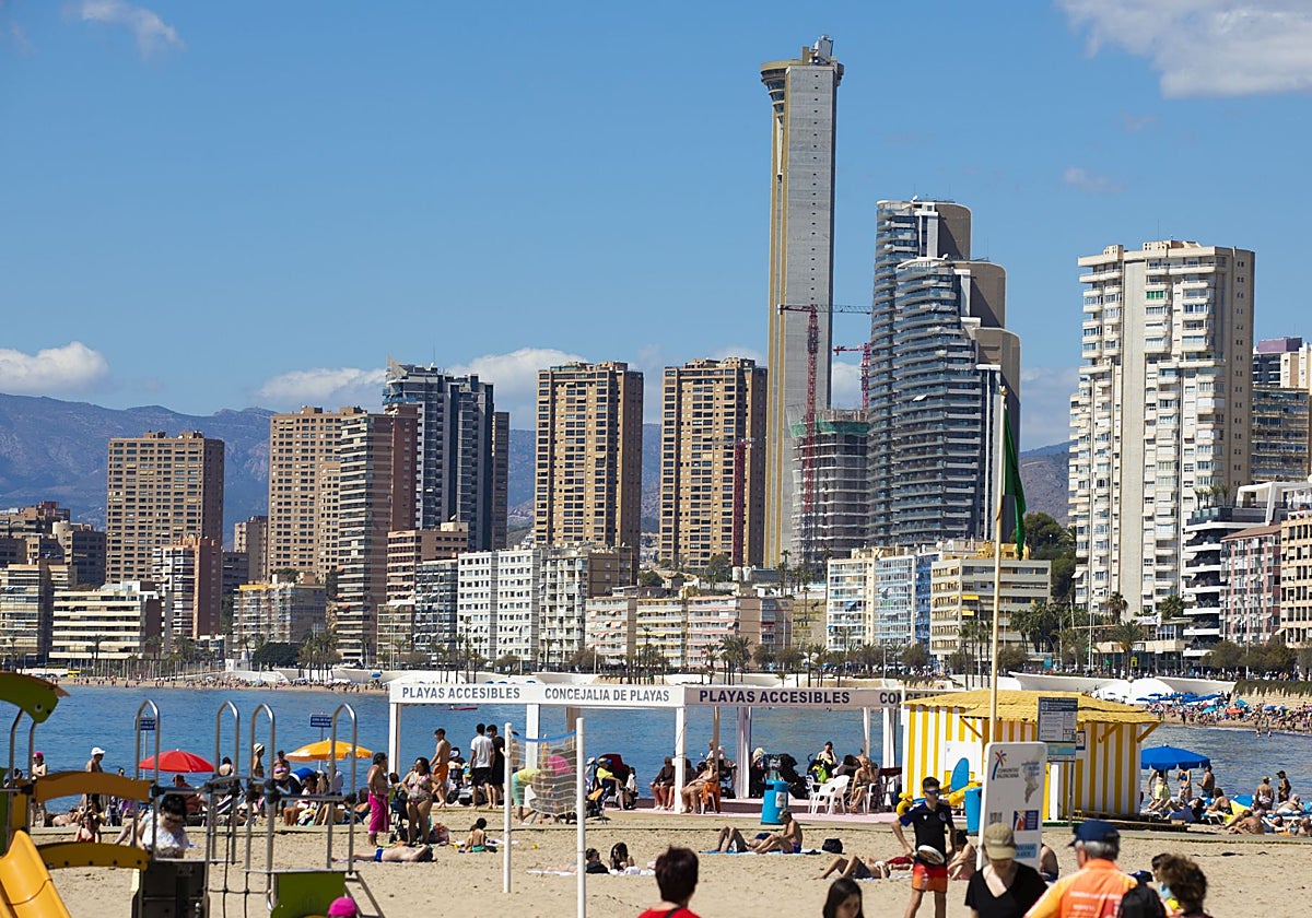 La playa de Benidorm con edificios de hoteles de fondo