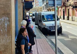 Transeuntes en una calle del municipio de Getxo (Vizcaya)