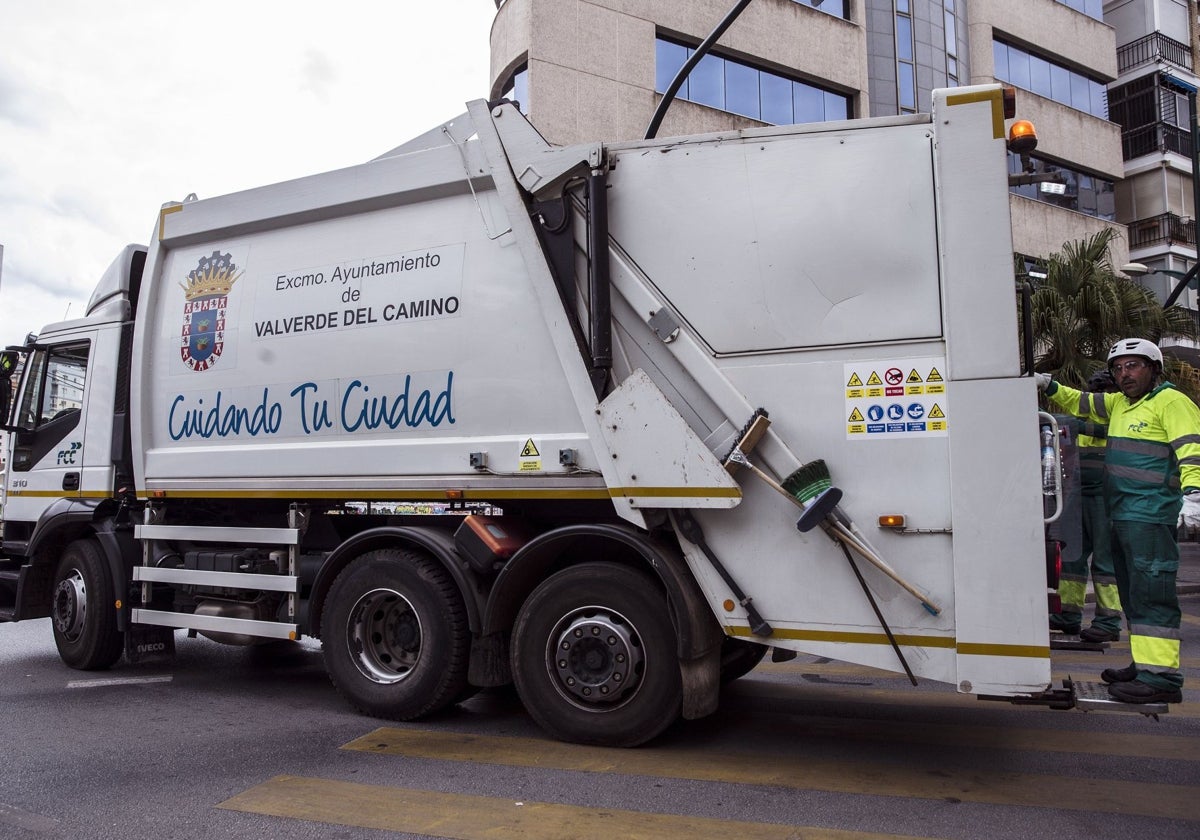 Un camión contenedor de basura con operarios de la constructora FCC, imagen de archivo