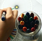 Irlanda busca trabajadores españoles de educación infantil con sueldos de más de 2.000 euros al mes: estos son los requisitos