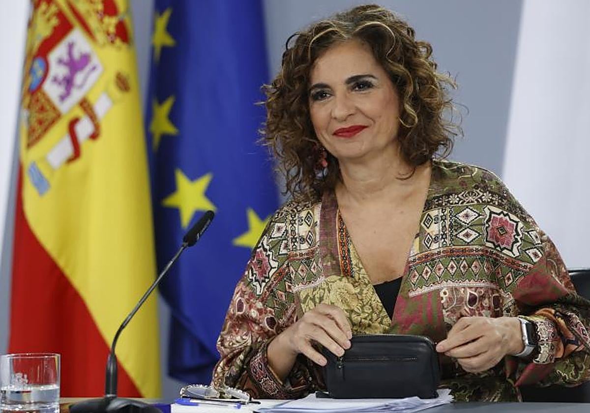 En vídeo: Sánchez afea a ERC su pacto con Junts en el Parlament | Foto: La ministra de Hacienda, María Jesús Montero, durante su intervención en la rueda de prensa posterior a la reunión semanal del Consejo de ministros