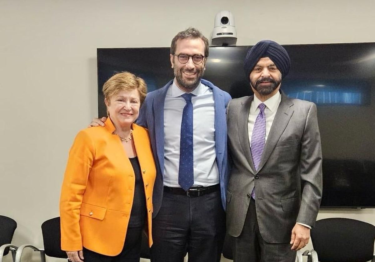 Carlos Cuerpo junto a la directora del FMI y al presidente del Banco Mundial, en una foto reciente