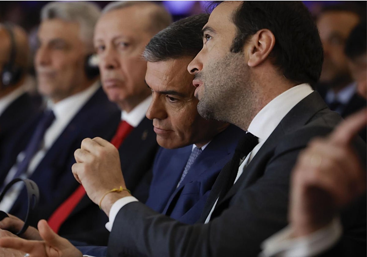 El ministro de Economía, Carlos Cuerpo, conversa con el presidente Pedro Sánchez