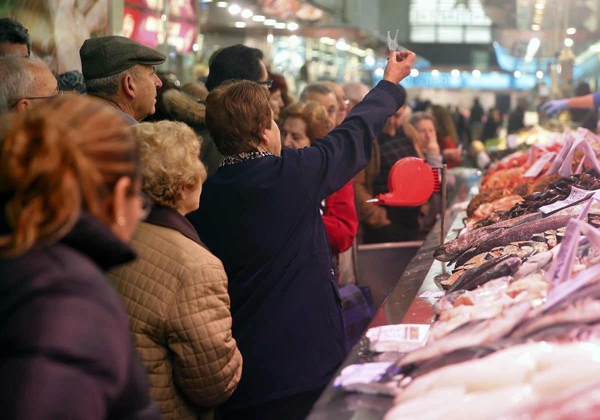 Varias personas hacen esperan a ser atendidas en un mercado