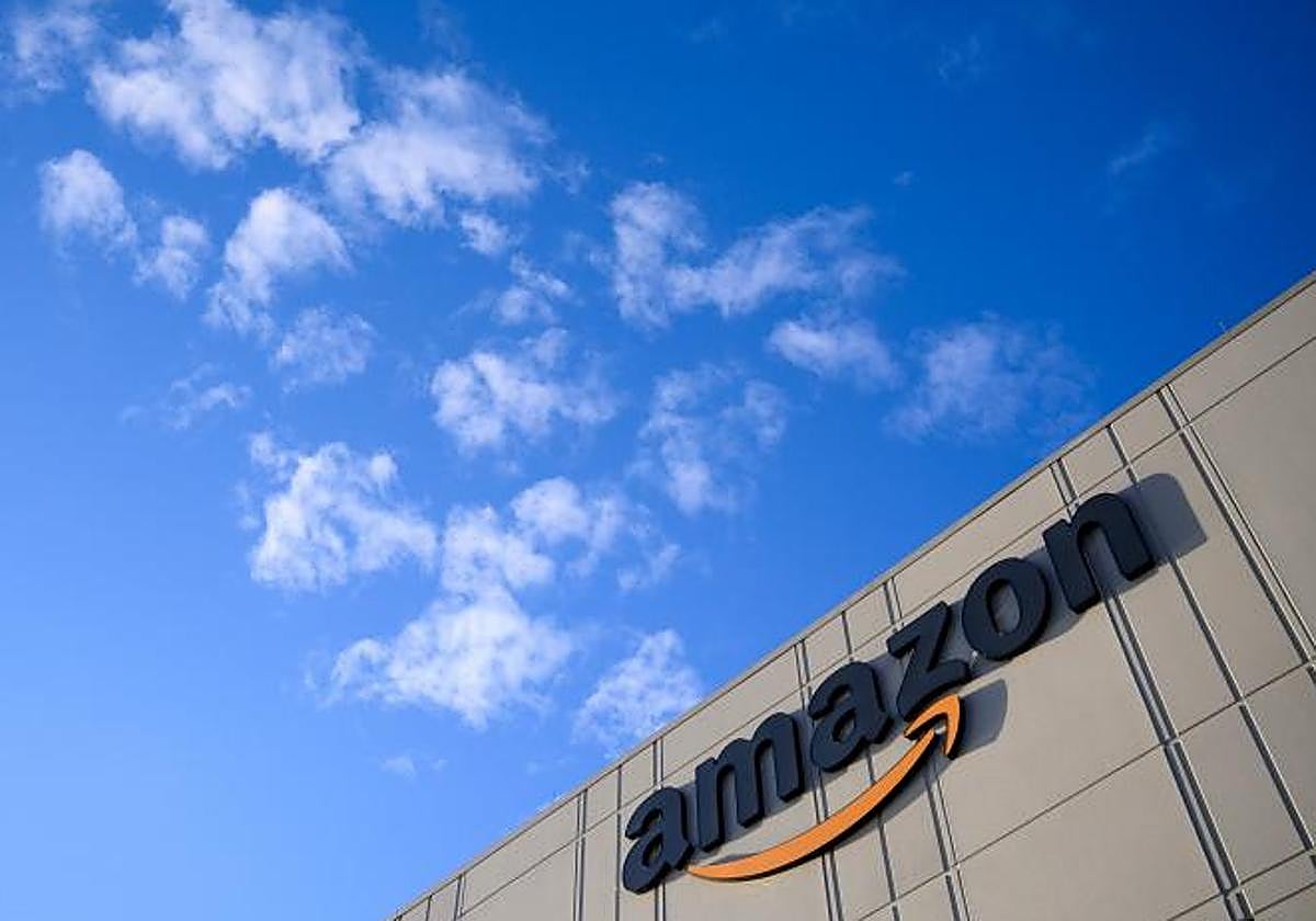 Logo de Amazon en su centro de Staten Island, uno de los cinco distritos de la ciudad de Nueva York