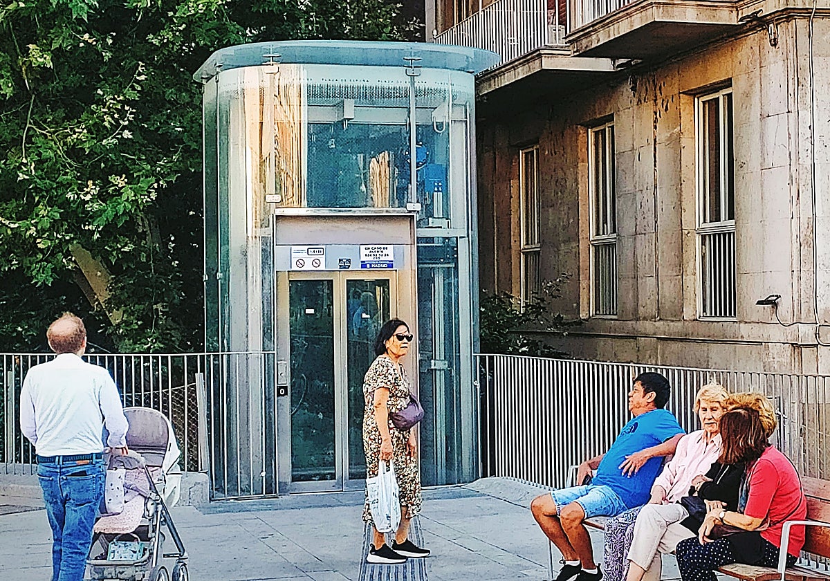 Varias personas en la Plaza de España de Madrid