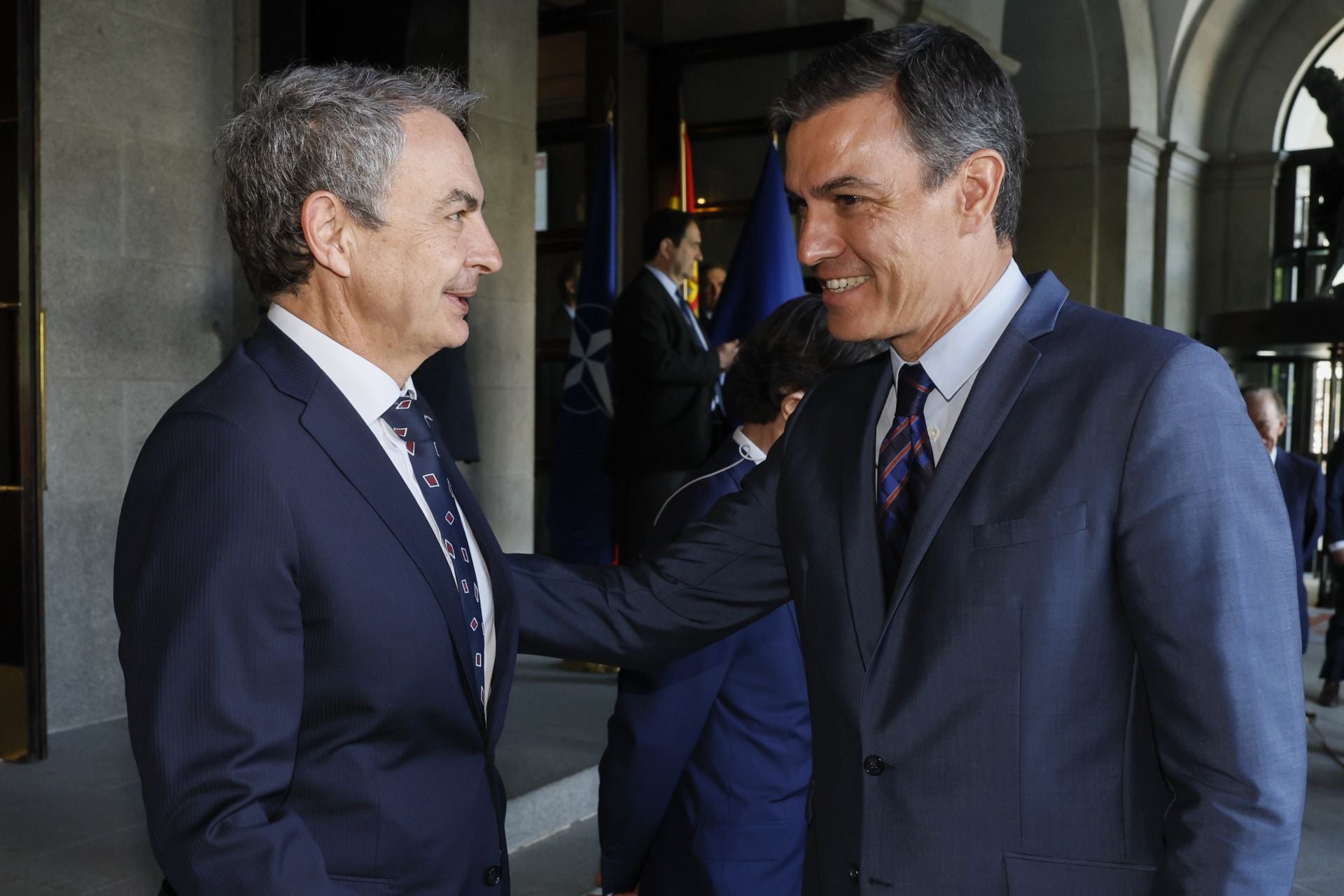 El presidente del Gobierno, Pedro Sánchez (d) saluda al expresidente José Luis Rodríguez Zapatero (i)