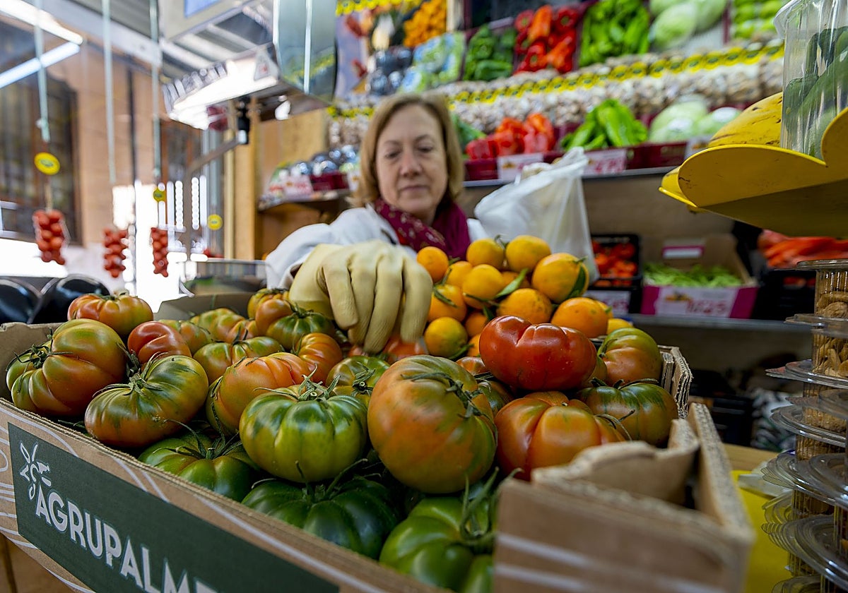 Una frutera vende tomates en un supermercado de Teruel