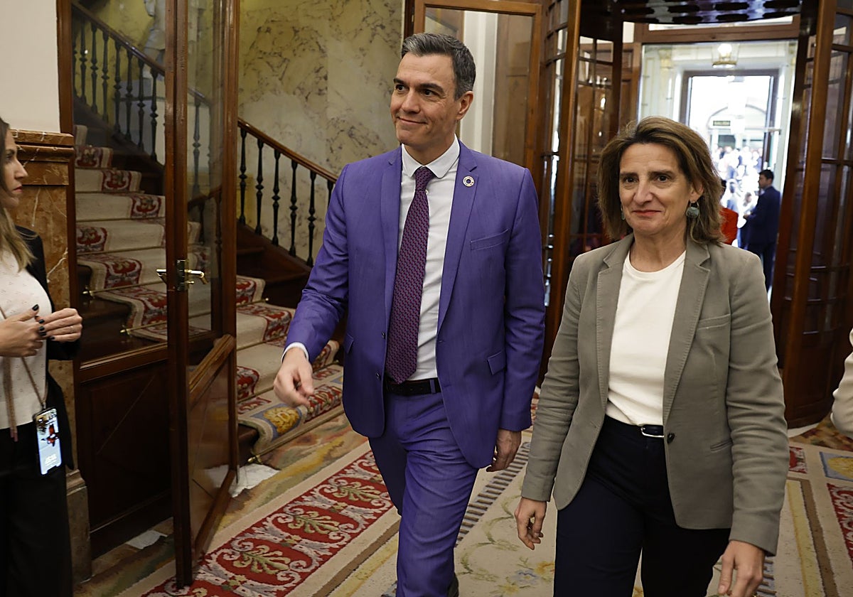 El presidente Pedro Sánchez y la vicepresidenta de Transición Ecológica, Teresa Ribera