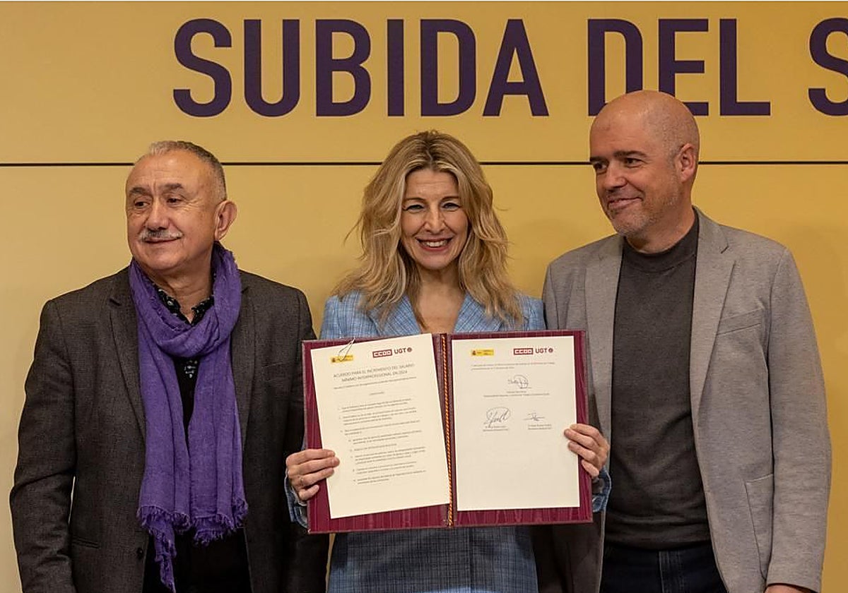 Yolanda Díaz, junto a los dirigentes de UGT y CC.OO. en la firma de la última subida del SMI