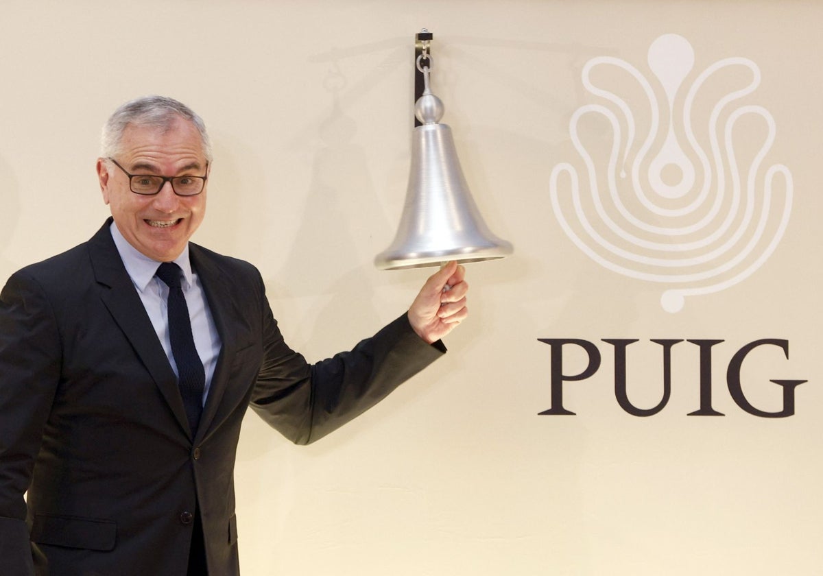 El presidente de la multinacional de fragancias y moda Puig, Marc Puig, durante el tradicional toque de campana en la Bolsa de Barcelona