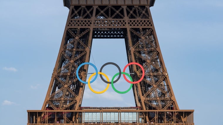 Anillos olímpicos en la Torre Eiffel