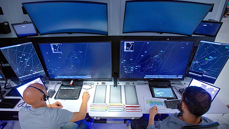 Centro de control de Canarias donde Enaire ha comenzado a desplegar su nueva posición de control iFocucs más ergonómica y con nueva funcionalidades