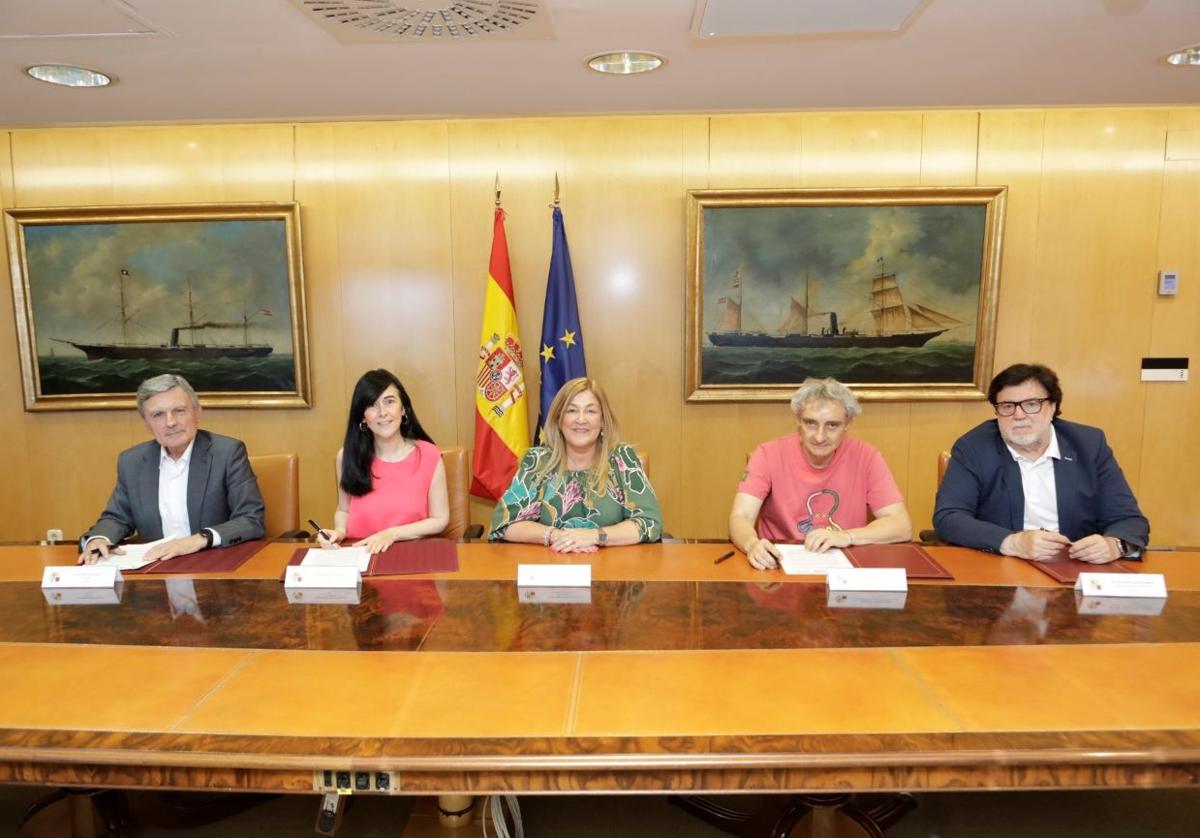 Los representantes de la Sociedad Estatal de Participaciones Industriales (SEPI), Correos y los sindicatos CCOO y UGT firmando el acuerdo marco que fija las líneas estratégicas de acción para recuperar, reposicionar y transformar la empresa postal pública