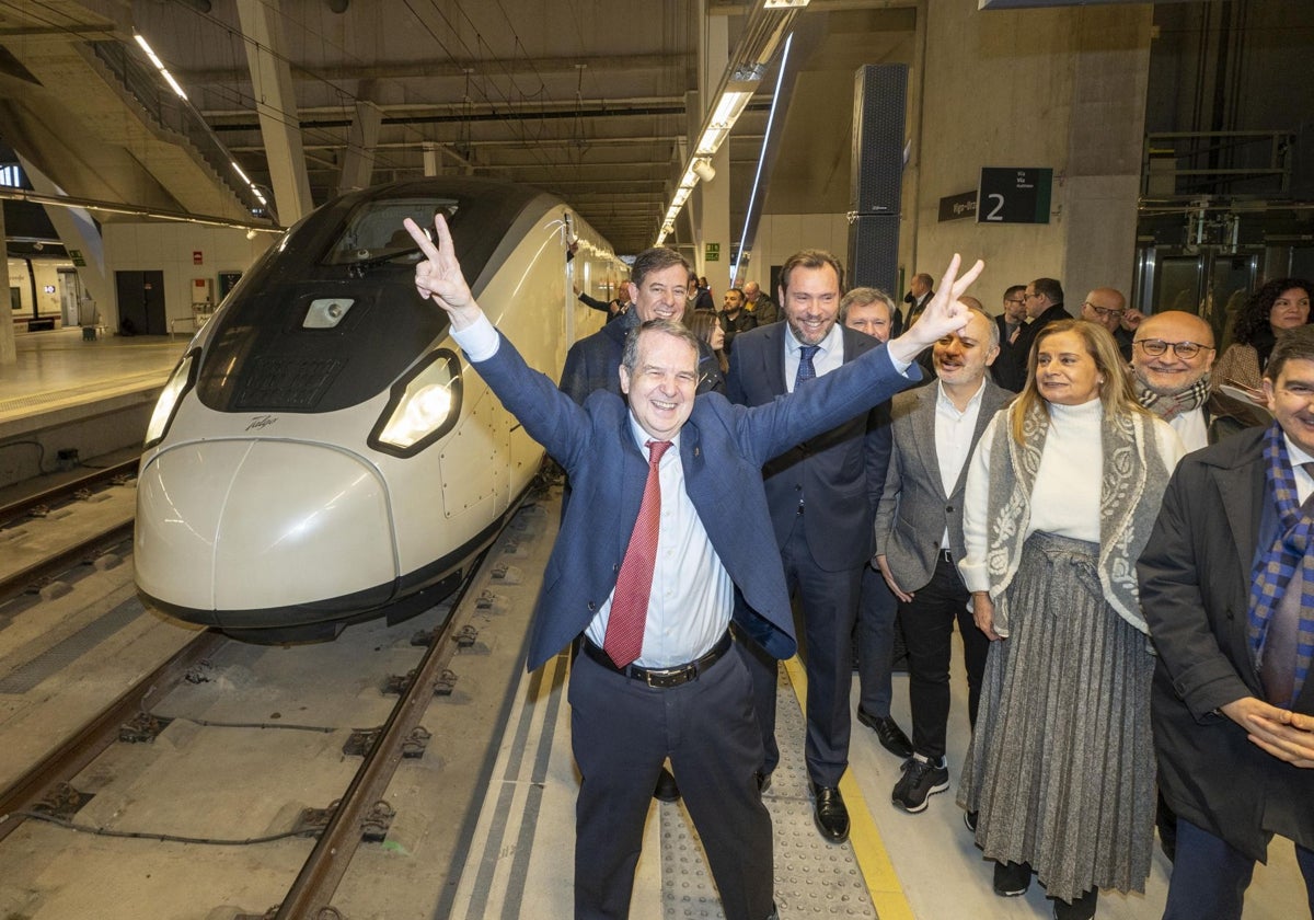 El alcalde de Vigo, Abel Caballero, a su llegada a la estación de Vigo en un tren Avril de alta velocidad de Talgo, con el ministro de Transportes, Óscar Puente