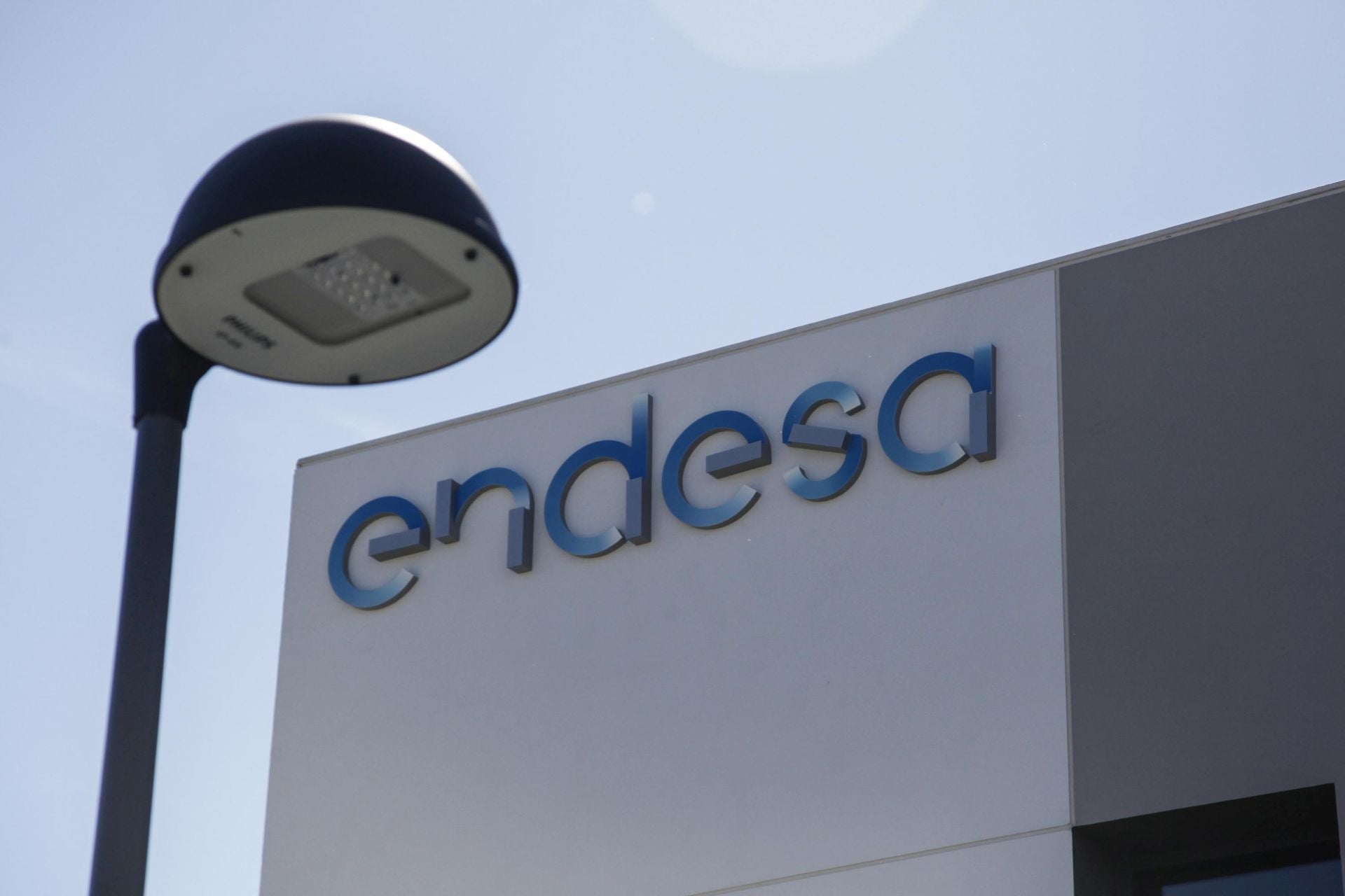 Endesa vende casi el 50% de su negocio solar en España a Masdar por 817 millones de euros