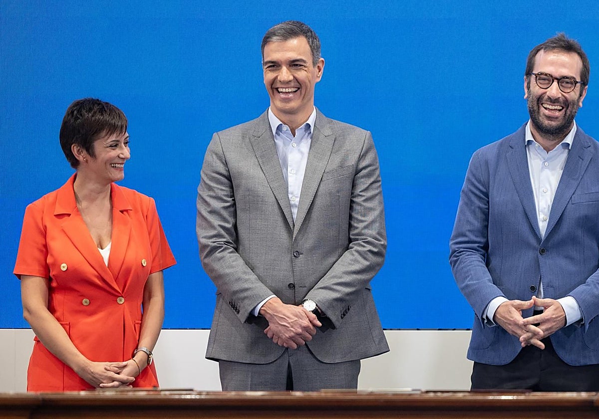 La ministra de Vivienda y Agenda Urbana, Isabel Rodríguez; el presidente del Gobierno, Pedro Sánchez, y el ministro de Economía, Comercio y Empresas, Carlos Cuerpo, durante el acto de suscripción