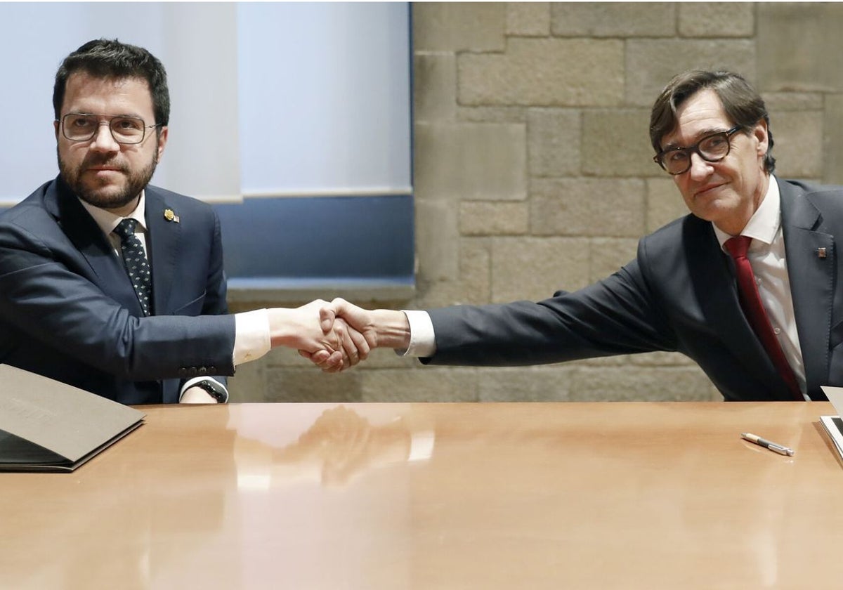 Pere Aragonés (ERC) y Salvador Illa (PSC) se saludan