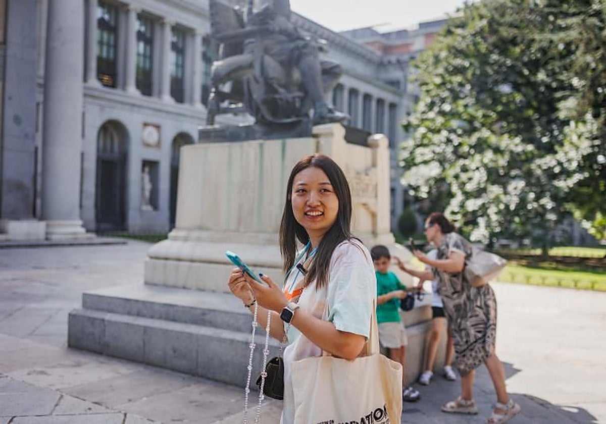 Una turista de origen chino en el madrileño Paseo del Prado