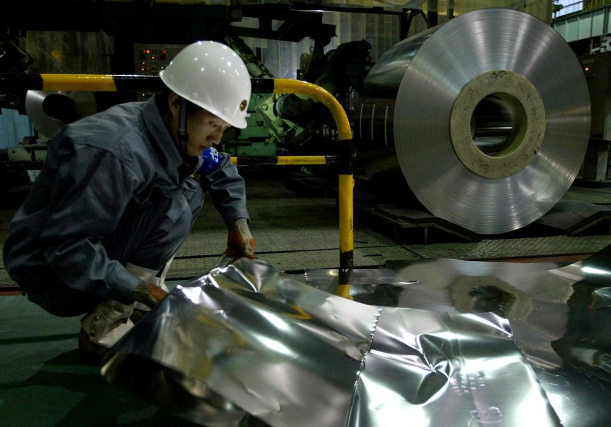 Imagen de archivo de un trabajador en una planta de metales pesados