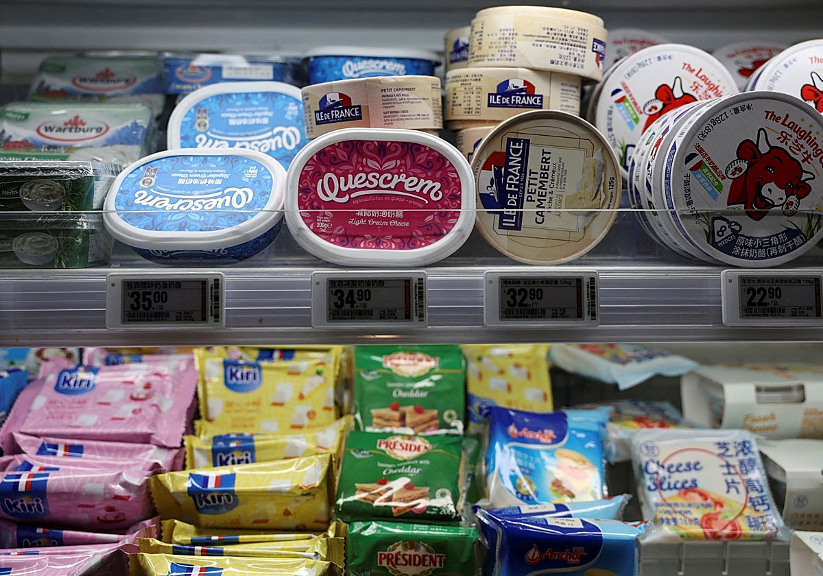Sección de quesos en un supermercado de Pekín