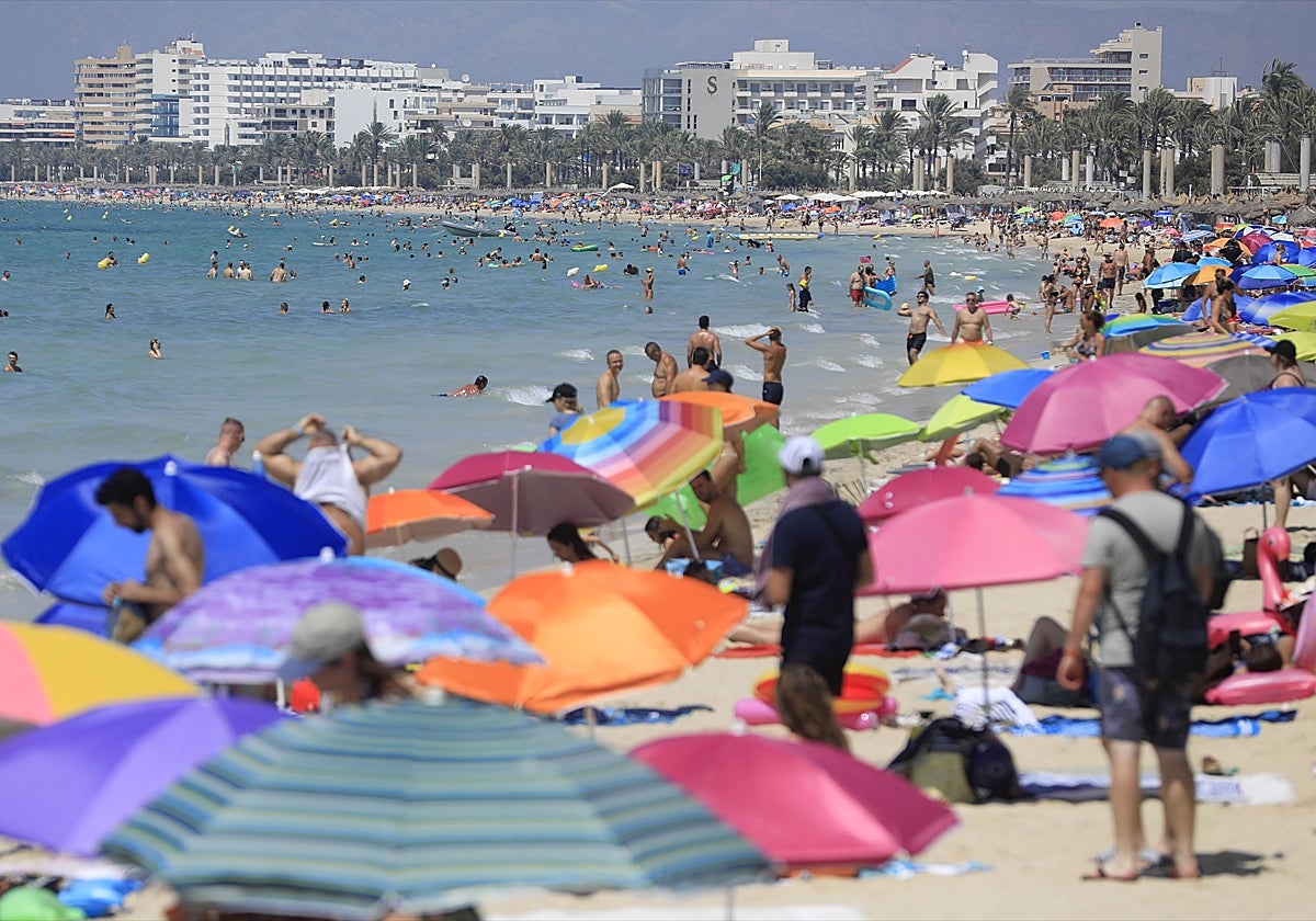 Bañistas en una playa de Palma de Mallorca (Islas Baleares)