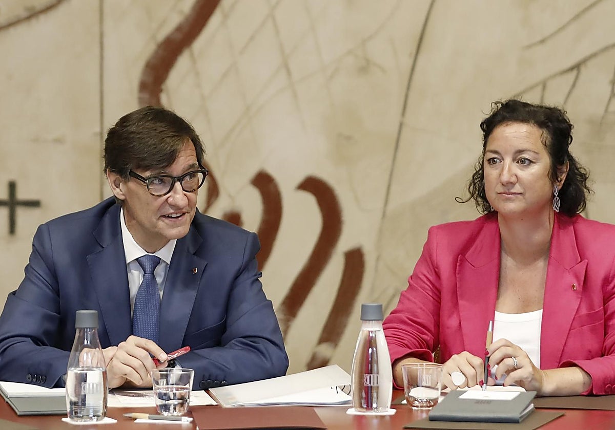 El presidente de la Generalitat, Salvador Illa, y su consejera de Hacienda, Alicia Romero