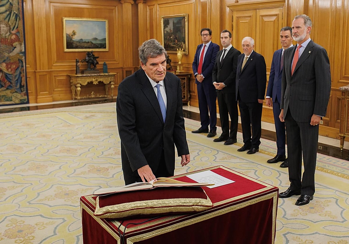 El nuevo gobernador del Banco de España, José Luis Escrivá, promete su cargo ante el Rey Felipe VI