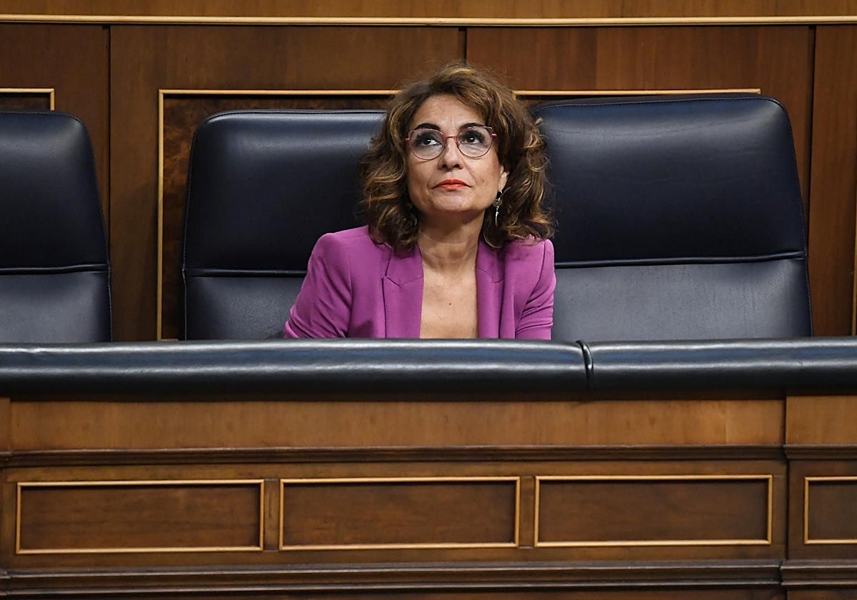 La ministra de Hacienda, María Jesús Montero, tras el rechazo de Junts a sus objetivos de consolidación fiscal. En el vídeo, anuncio de Sánchez de trabajar para presentar los PGE.