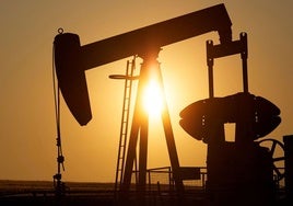 El precio del petróleo cae un 10% en el último mes por la menor demanda de China y abarata los combustibles