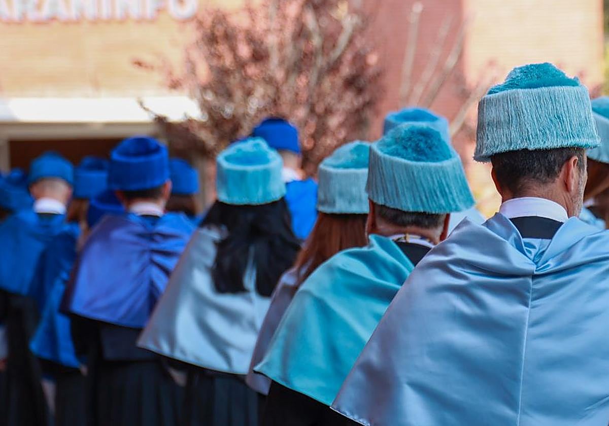 Una fila de jóvenes en su acto de graduación imagen archivo