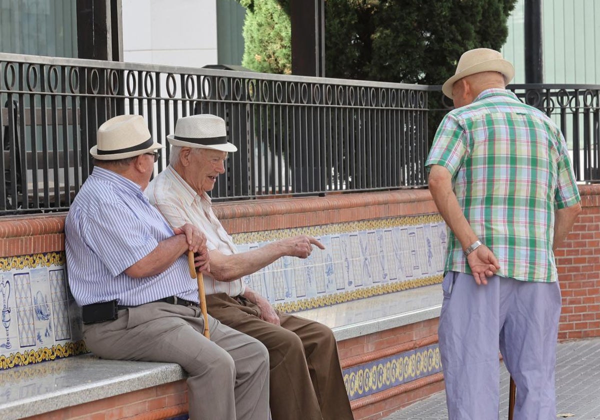 Un grupo de jubilados reunidos en la calle