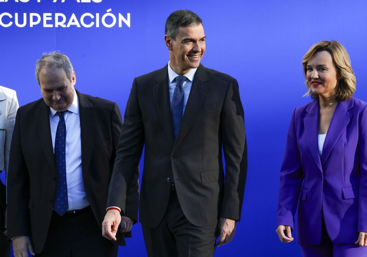 El presidente del Gobierno, Pedro Sánchez junto a los ministros de Industria y Turismo, Jordi Hereu y Educación, Pilar Alegría