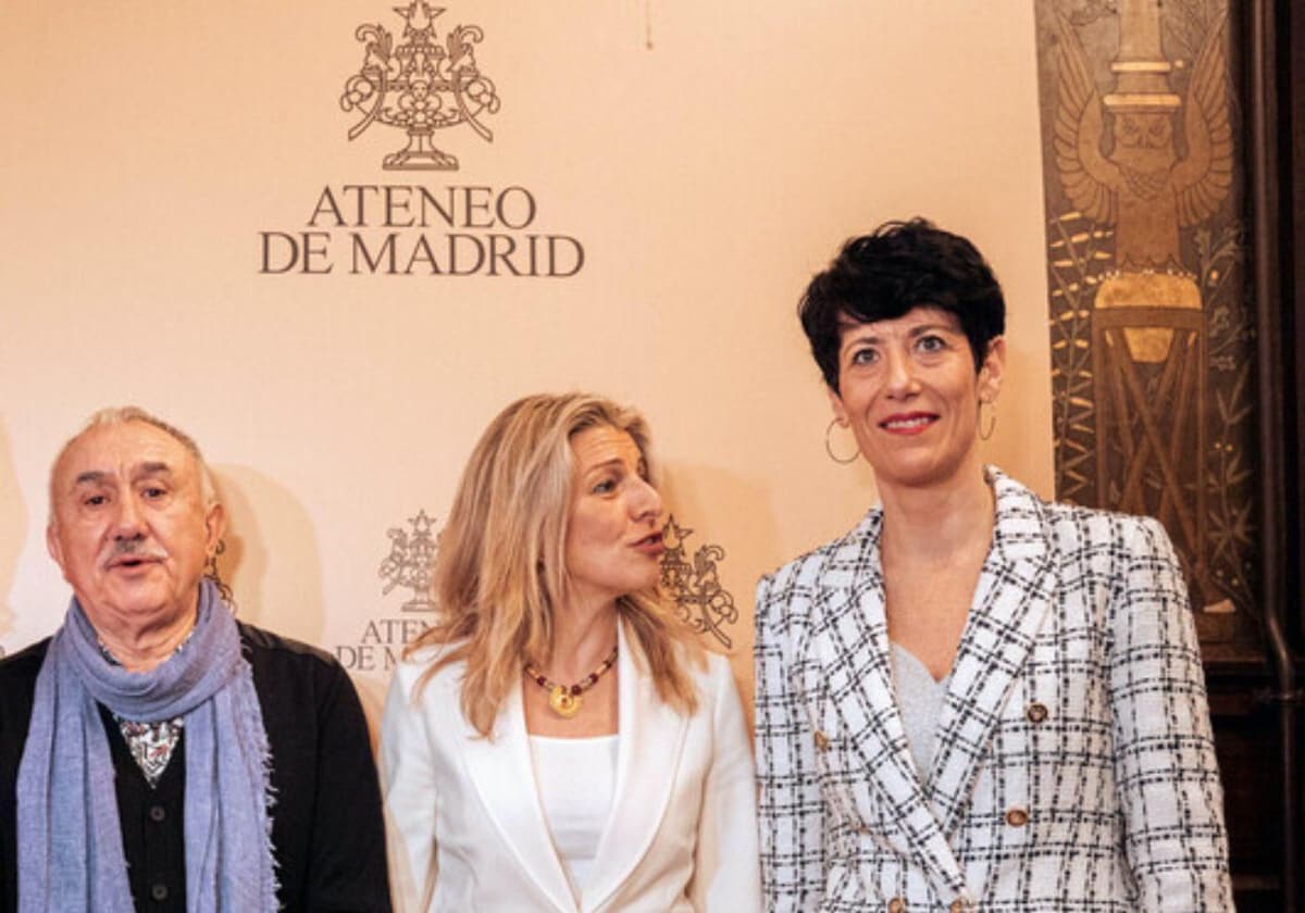 El líder de UGT, Pepe Álvarez, junto a la vicepresidenta Yolanda Díaz (en el centro) y la ministra de Seguridad Social, Elma Saiz