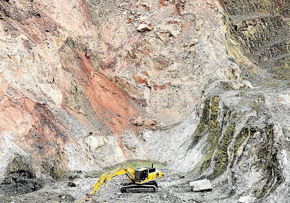 La necesidad de materiales críticos para la nueva economía ha abierto una carrera global por estos recursos. En la imagen, unos trabajos de excavación en busca de litio en una explotación de Zimbabue