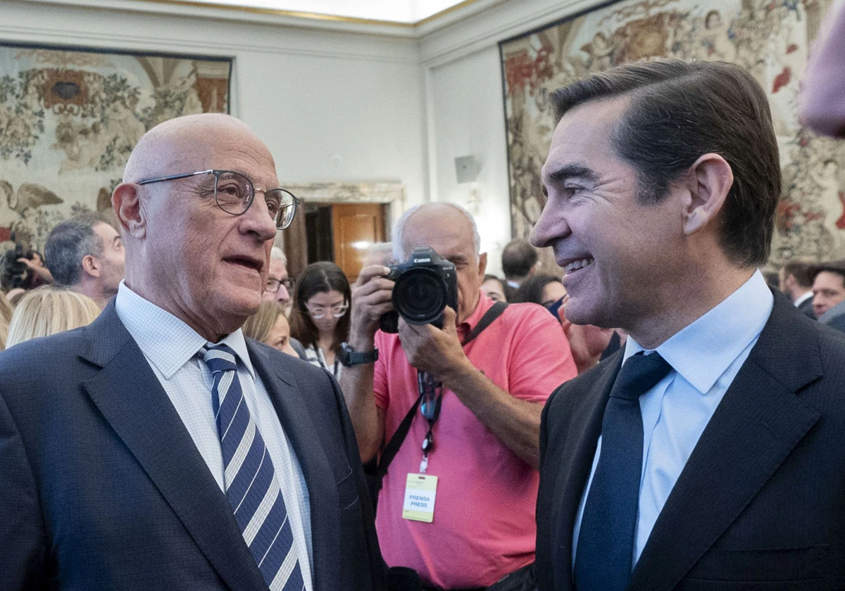 Josep Oliu (izq.), presidente de Banco Sabadell, y Carlos Torres, presidente de BBVA