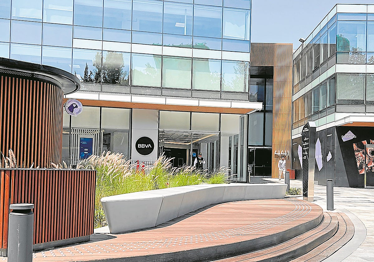 Safe City recurrió a pernos especiales para implementar pisos pododáctiles (ayudan a guiarse a personas ciegas) en una pasarela de una zona muy húmeda