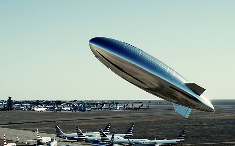 Imagen principal - Vuelo del HAPS de la empresa americana Sceye, su dirigible en el hangar de Nuevo México y en el interior del globo hecho con tecnología propia: un tejido traslúcido cinco veces más resistentes que los que existe para aplicaciones con helio