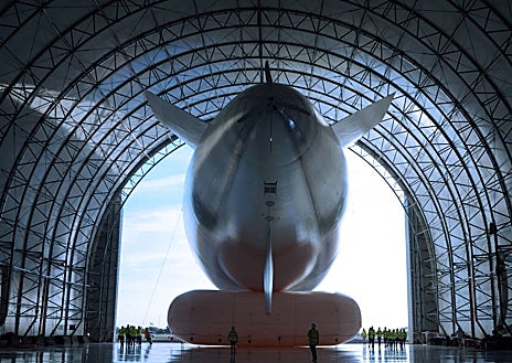 Imagen secundaria 1 - Vuelo del HAPS de la empresa americana Sceye, su dirigible en el hangar de Nuevo México y en el interior del globo hecho con tecnología propia: un tejido traslúcido cinco veces más resistentes que los que existe para aplicaciones con helio