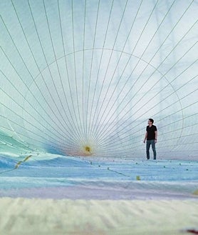Imagen secundaria 2 - Vuelo del HAPS de la empresa americana Sceye, su dirigible en el hangar de Nuevo México y en el interior del globo hecho con tecnología propia: un tejido traslúcido cinco veces más resistentes que los que existe para aplicaciones con helio