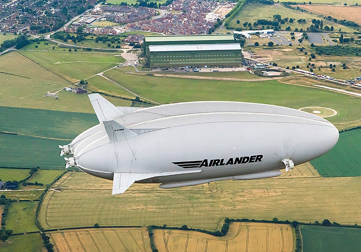 El dirigible híbrido de la empresa británica Hybrid Air Vehicles sobrevolando Cardington (Reino Unido)