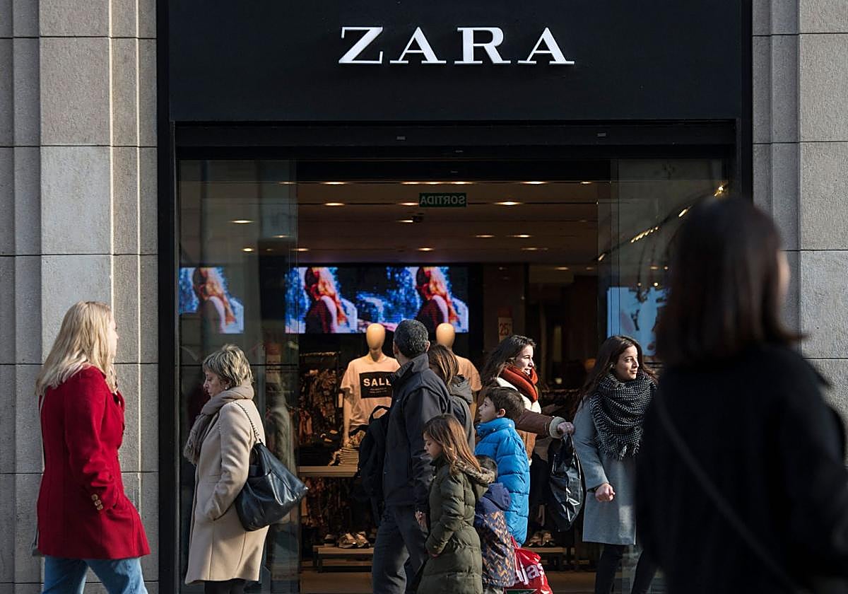 Una tienda de Zara con personas en la puerta en una imagen de archivo