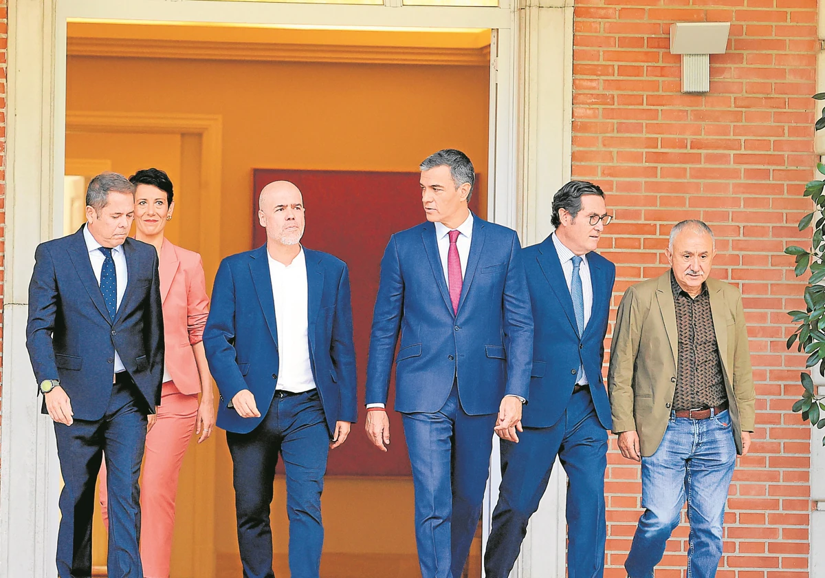 (I-D) Gerardo Cuerva (Cepyme), la ministra de Seguridad Social, Elma Saiz, Unai Sordo (CC.OO.), el presidente del Gobierno, Pedro Sánchez, Antonio Garamendi (CEOE) y Pepe Álvarez (UGT)