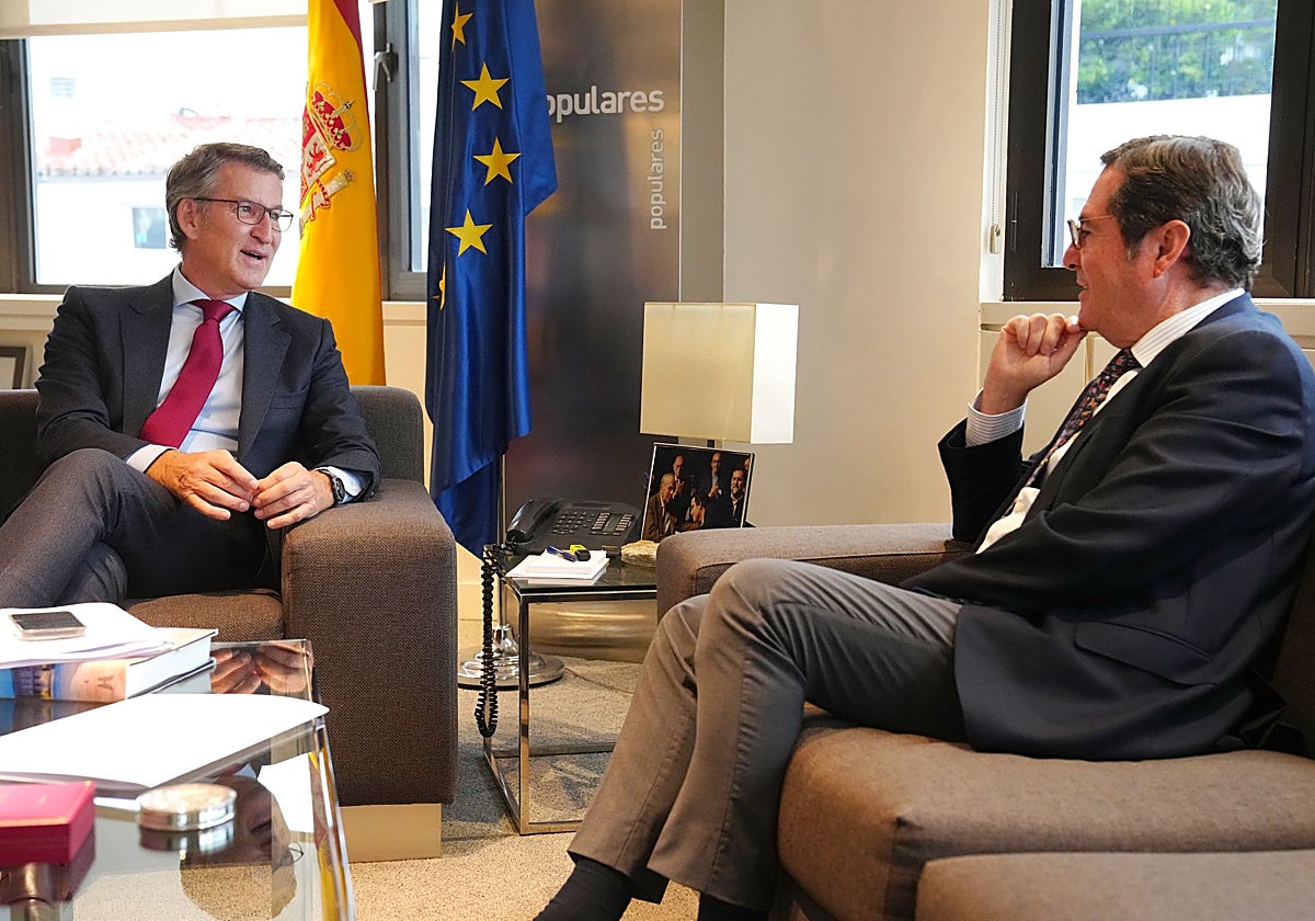 El presidente del PP, Alberto Núñez Feijóo, y el presidente de la CEOE, Antonio Garamendi